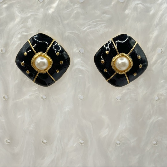 Vintage PCI earrings signed black enamel on gold tone square with faux pearl - Picture 9 of 9